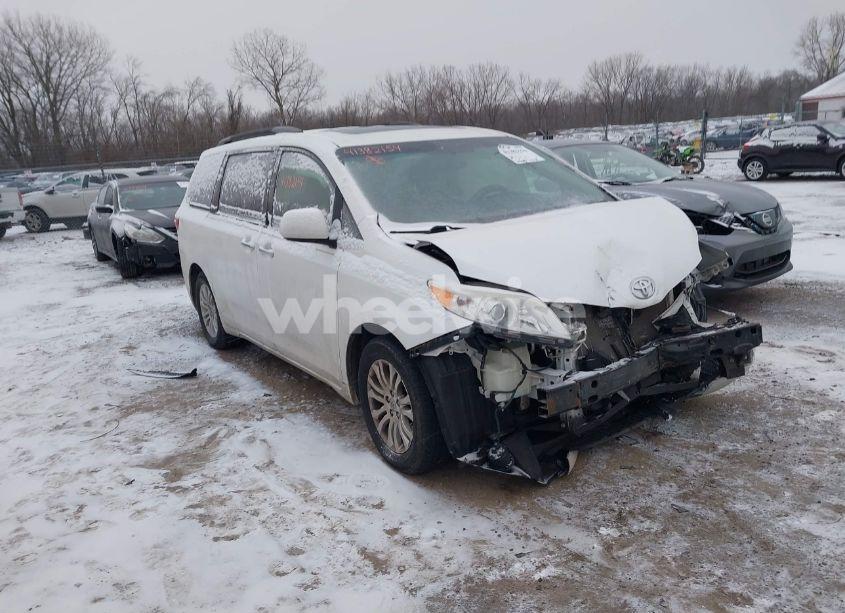 2015 Toyota Sienna XLE 8 PASSENGER (VIN 5TDYK3DC3FS535350) main photo