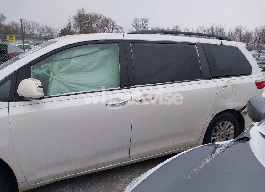 Photo 14 of 2015 Toyota Sienna XLE 8 PASSENGER (VIN 5TDYK3DC3FS535350)