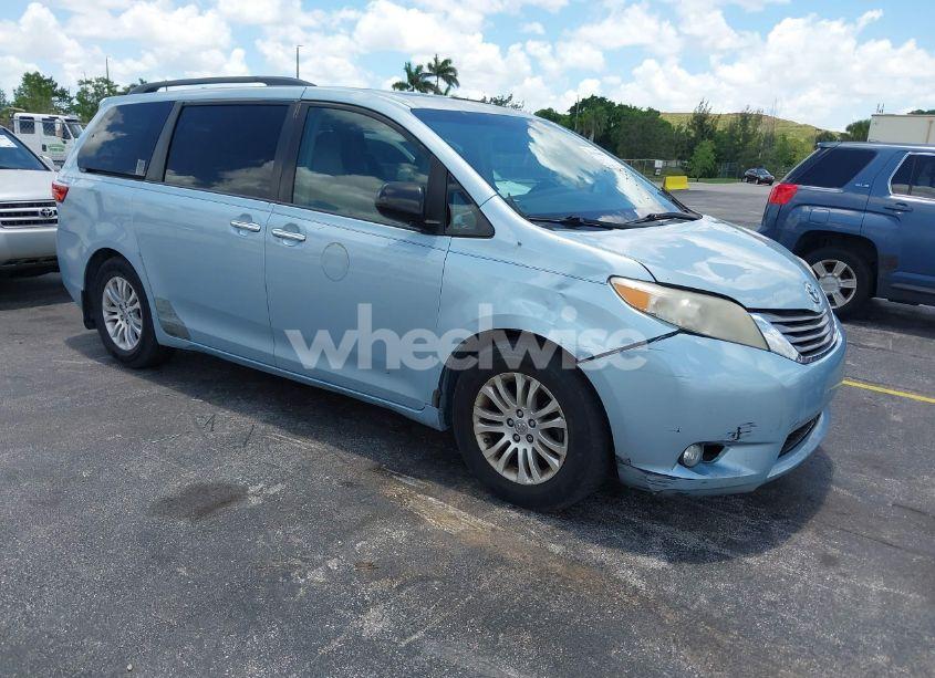 2015 Toyota Sienna XLE PREMIUM 8 PASSENGER (VIN 5TDYK3DC3FS537633) main photo