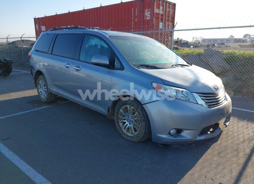 2015 Toyota Sienna XLE PREMIUM 8 PASSENGER (VIN 5TDYK3DC3FS542685) main photo