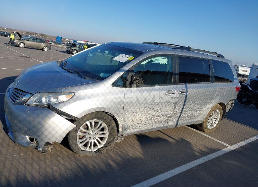 Photo 15 of 2015 Toyota Sienna XLE PREMIUM 8 PASSENGER (VIN 5TDYK3DC3FS542685)