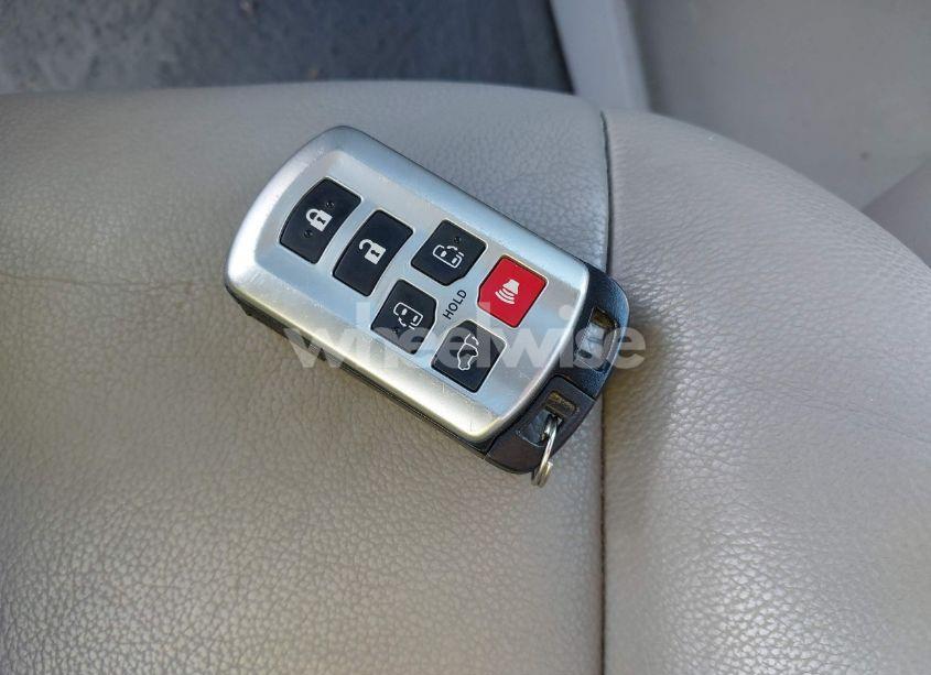 Photo 11 of 2015 Toyota Sienna XLE 8 PASSENGER (VIN 5TDYK3DC3FS544517)