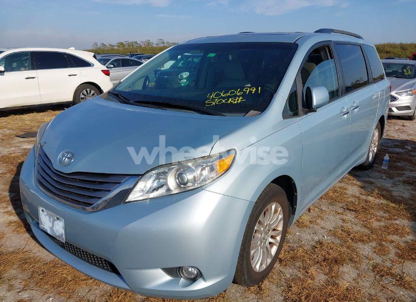Photo 2 of 2015 Toyota Sienna XLE 8 PASSENGER (VIN 5TDYK3DC3FS544517)