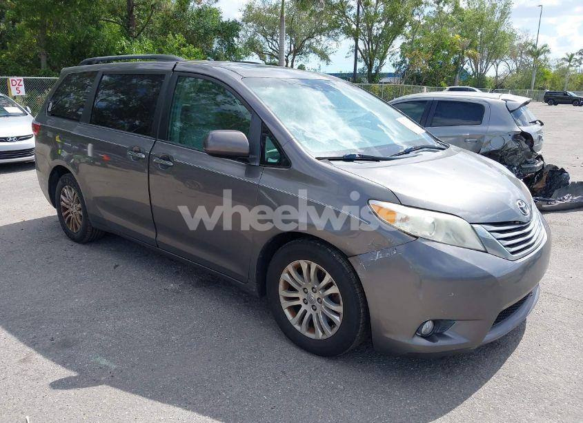 2015 Toyota Sienna XLE 8 PASSENGER (VIN 5TDYK3DC3FS556859) main photo