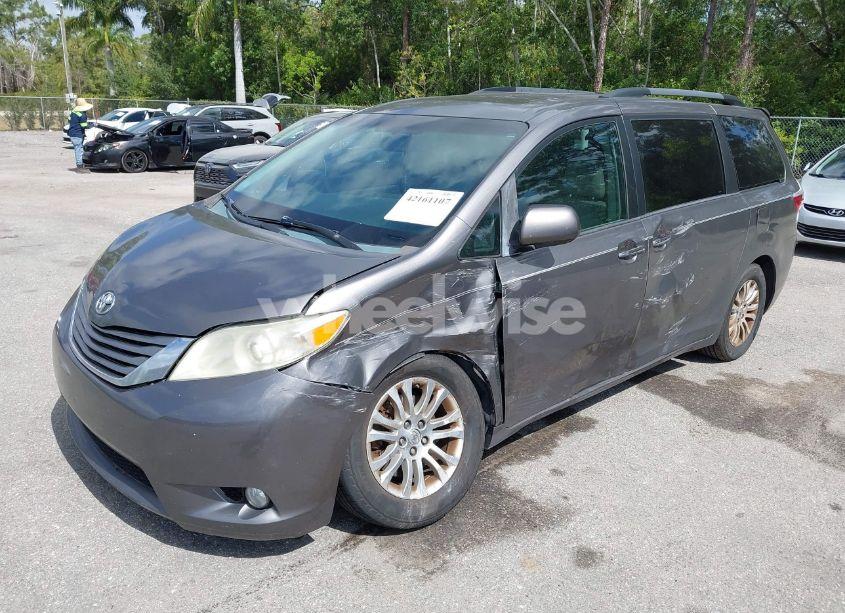 Photo 2 of 2015 Toyota Sienna XLE 8 PASSENGER (VIN 5TDYK3DC3FS556859)