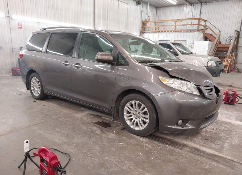 2015 Toyota Sienna XLE 8 PASSENGER (VIN 5TDYK3DC3FS563942) main photo