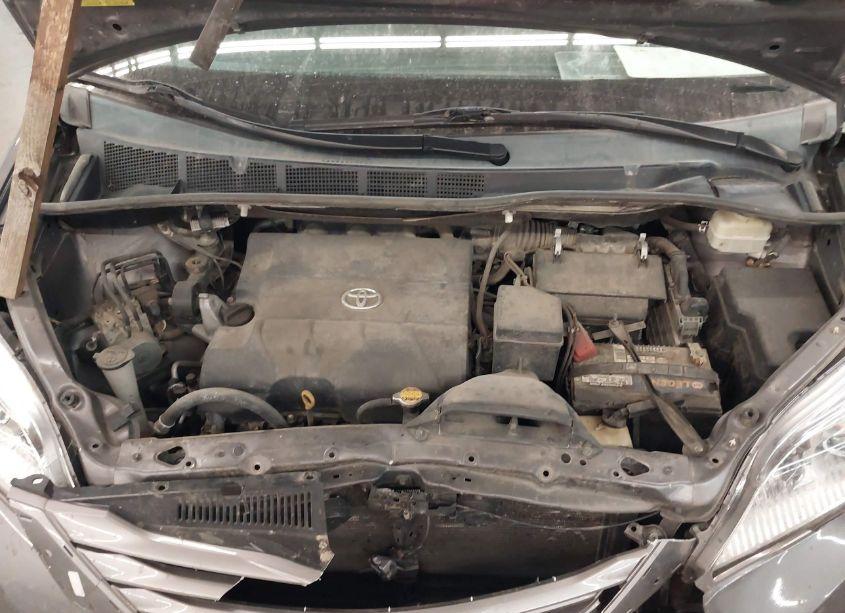 Photo 10 of 2015 Toyota Sienna XLE 8 PASSENGER (VIN 5TDYK3DC3FS563942)