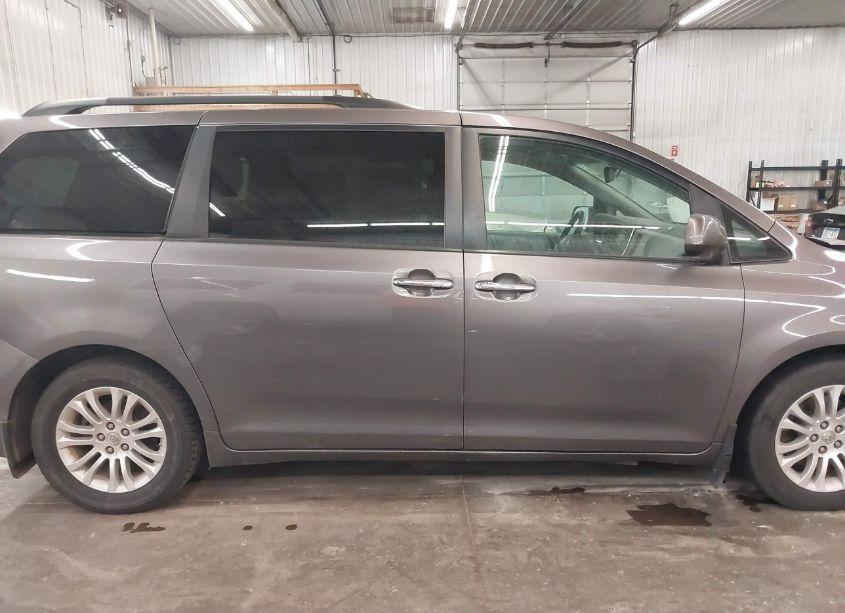 Photo 13 of 2015 Toyota Sienna XLE 8 PASSENGER (VIN 5TDYK3DC3FS563942)
