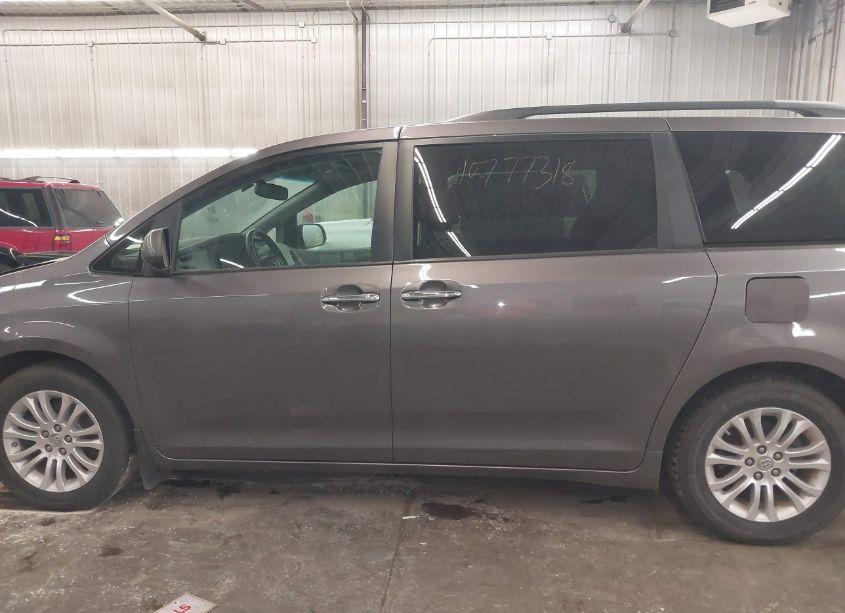 Photo 14 of 2015 Toyota Sienna XLE 8 PASSENGER (VIN 5TDYK3DC3FS563942)