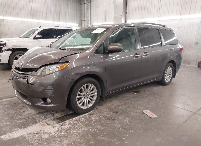 Photo 2 of 2015 Toyota Sienna XLE 8 PASSENGER (VIN 5TDYK3DC3FS563942)