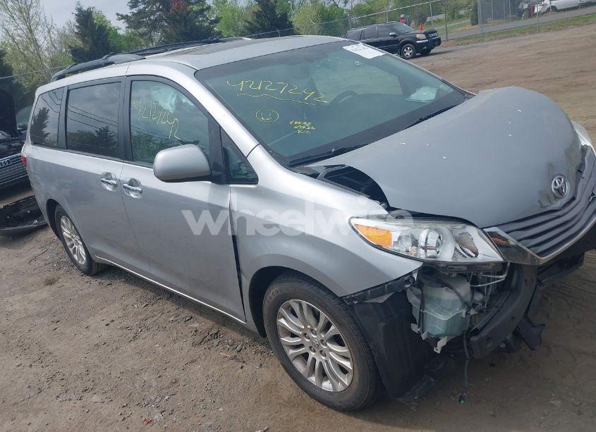 2015 Toyota Sienna XLE 8 PASSENGER (VIN 5TDYK3DC3FS571023) main photo