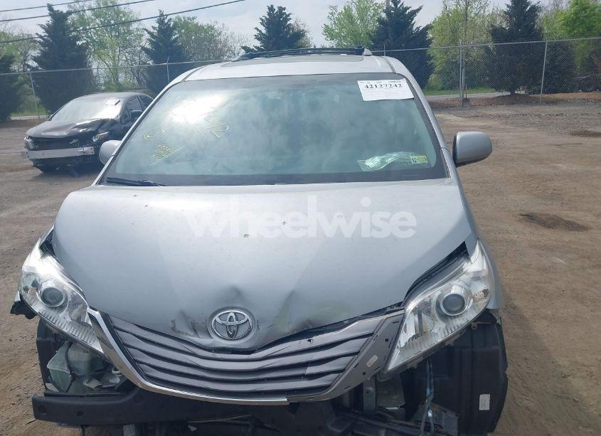 Photo 13 of 2015 Toyota Sienna XLE 8 PASSENGER (VIN 5TDYK3DC3FS571023)