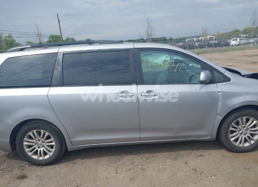 Photo 14 of 2015 Toyota Sienna XLE 8 PASSENGER (VIN 5TDYK3DC3FS571023)