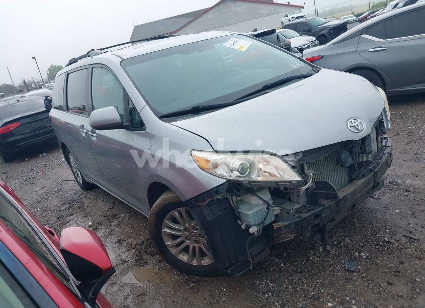 2015 Toyota Sienna XLE 8 PASSENGER (VIN 5TDYK3DC3FS579087) main photo