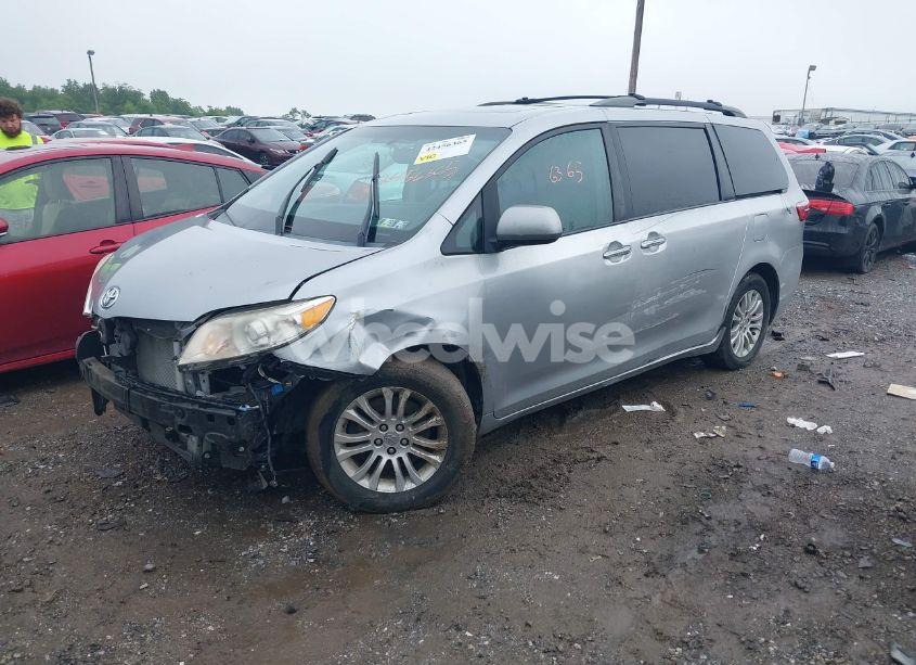 Photo 2 of 2015 Toyota Sienna XLE 8 PASSENGER (VIN 5TDYK3DC3FS579087)