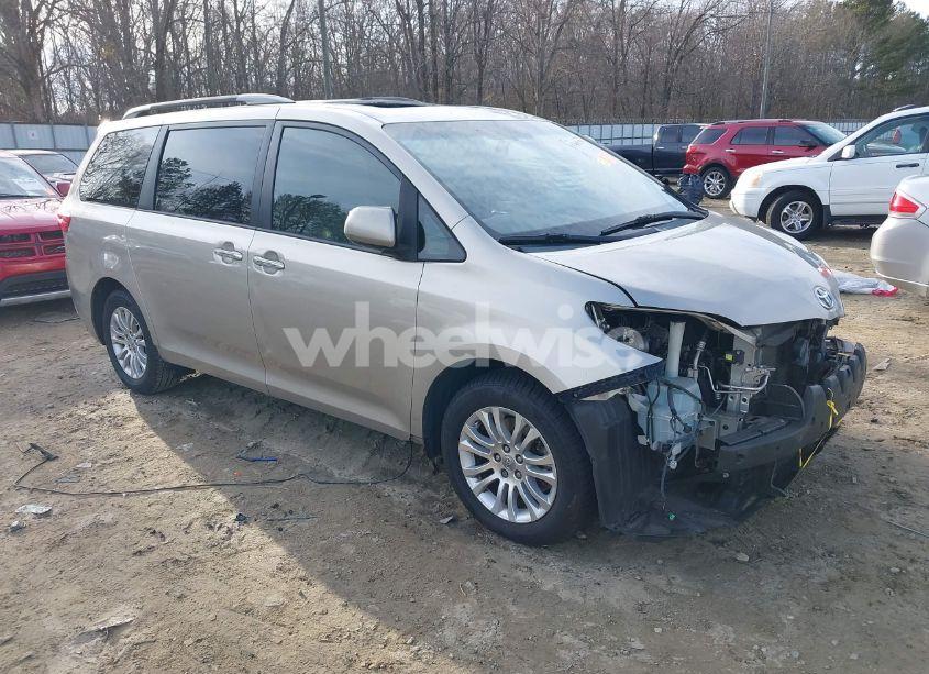 2015 Toyota Sienna XLE/LIMITED (VIN 5TDYK3DC3FS643659) main photo