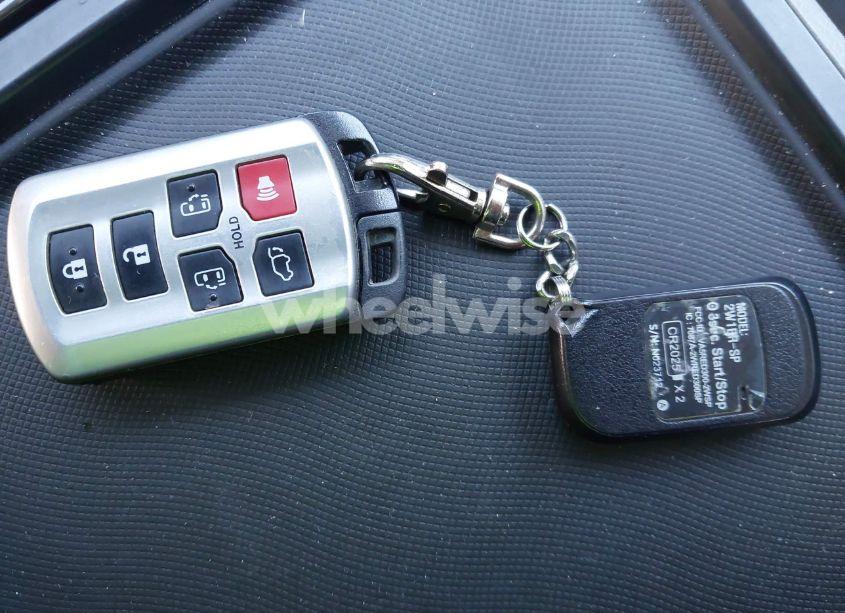 Photo 11 of 2016 Toyota Sienna XLE 8 PASSENGER (VIN 5TDYK3DC3GS700511)