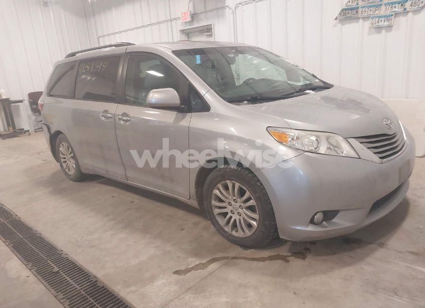 2016 Toyota Sienna XLE 8 PASSENGER (VIN 5TDYK3DC3GS706597) main photo