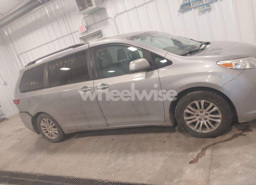 Photo 13 of 2016 Toyota Sienna XLE 8 PASSENGER (VIN 5TDYK3DC3GS706597)