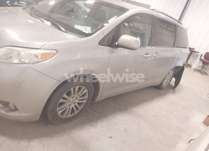 Photo 14 of 2016 Toyota Sienna XLE 8 PASSENGER (VIN 5TDYK3DC3GS706597)