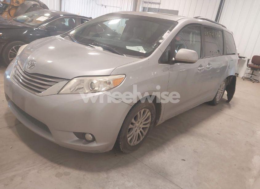 Photo 2 of 2016 Toyota Sienna XLE 8 PASSENGER (VIN 5TDYK3DC3GS706597)