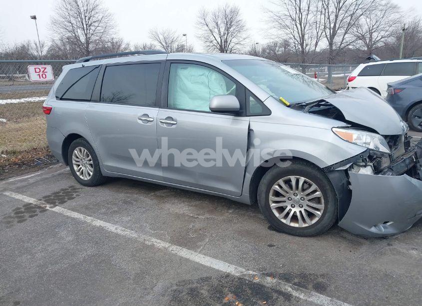2016 Toyota Sienna XLE 8 PASSENGER (VIN 5TDYK3DC3GS708043) main photo