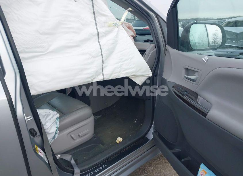 Photo 5 of 2016 Toyota Sienna XLE 8 PASSENGER (VIN 5TDYK3DC3GS708043)