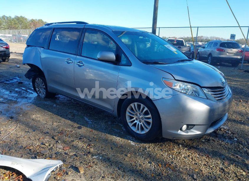 2016 Toyota Sienna XLE 8 PASSENGER (VIN 5TDYK3DC3GS744752) main photo