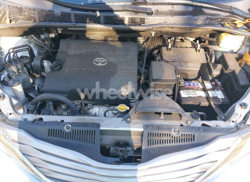 Photo 10 of 2016 Toyota Sienna XLE 8 PASSENGER (VIN 5TDYK3DC3GS744752)