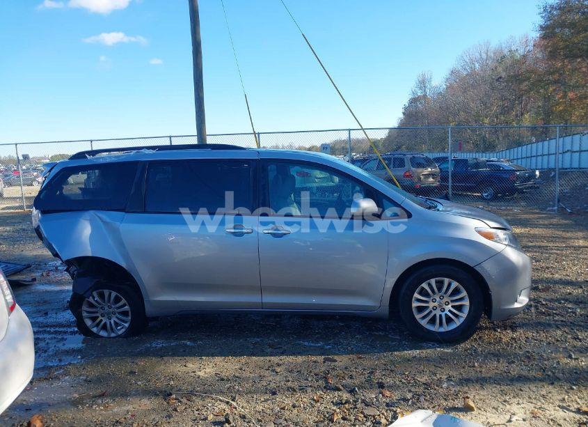 Photo 14 of 2016 Toyota Sienna XLE 8 PASSENGER (VIN 5TDYK3DC3GS744752)