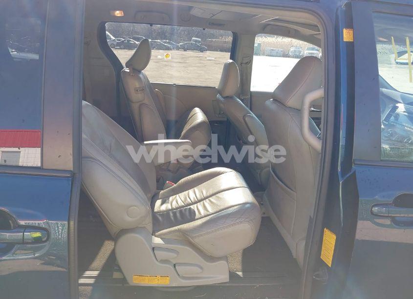 Photo 8 of 2011 Toyota Sienna XLE V6 (VIN 5TDYK3DC4BS026104)