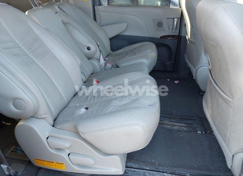 Photo 8 of 2011 Toyota Sienna XLE V6 (VIN 5TDYK3DC4BS048779)