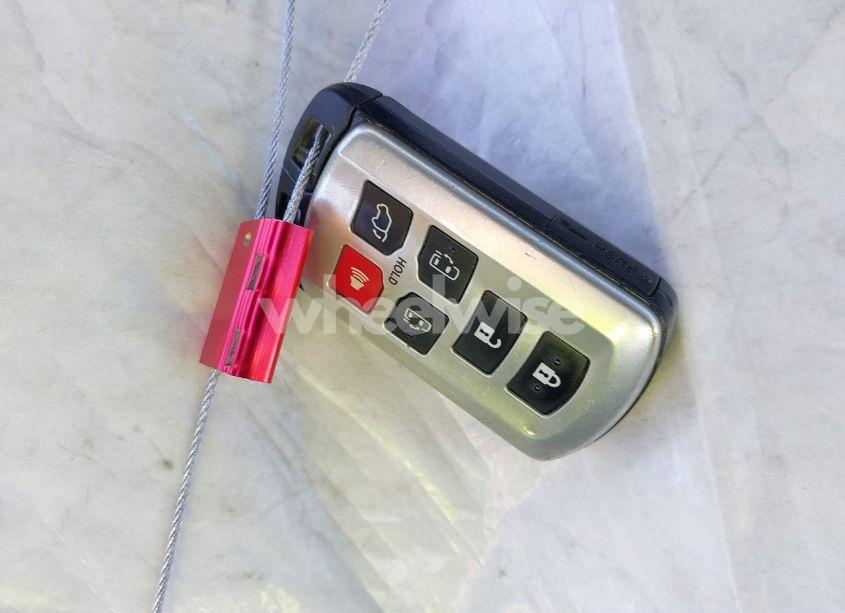 Photo 11 of 2011 Toyota Sienna XLE V6 (VIN 5TDYK3DC4BS117034)