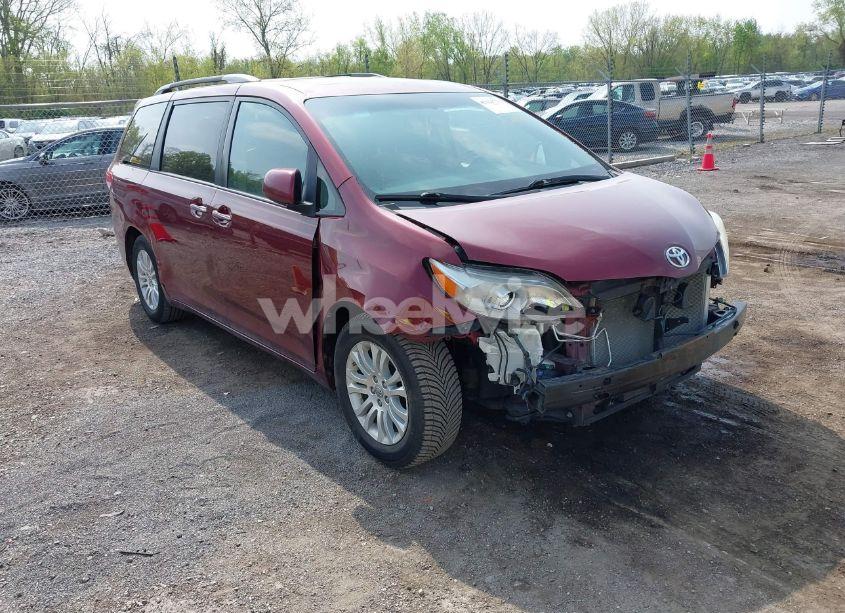 2011 Toyota Sienna XLE V6 (VIN 5TDYK3DC4BS159851) main photo