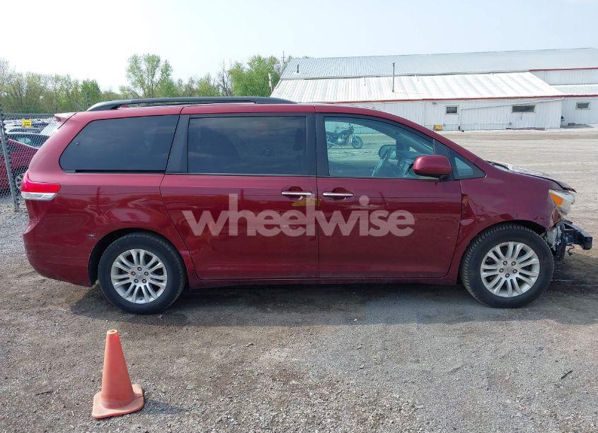 Photo 13 of 2011 Toyota Sienna XLE V6 (VIN 5TDYK3DC4BS159851)