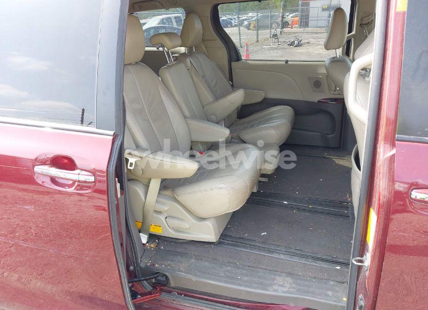 Photo 8 of 2011 Toyota Sienna XLE V6 (VIN 5TDYK3DC4BS159851)