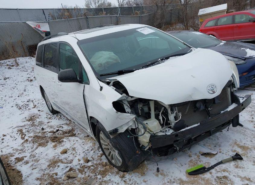 2013 Toyota Sienna XLE V6 8 PASSENGER (VIN 5TDYK3DC4DS335882) main photo