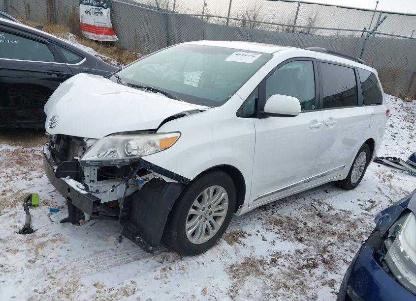 Photo 2 of 2013 Toyota Sienna XLE V6 8 PASSENGER (VIN 5TDYK3DC4DS335882)