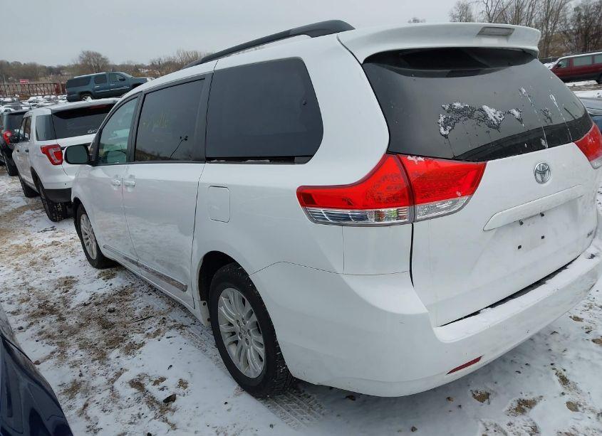 Photo 3 of 2013 Toyota Sienna XLE V6 8 PASSENGER (VIN 5TDYK3DC4DS335882)