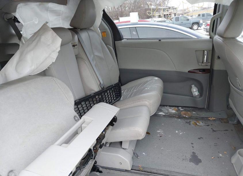 Photo 8 of 2013 Toyota Sienna XLE V6 8 PASSENGER (VIN 5TDYK3DC4DS335882)