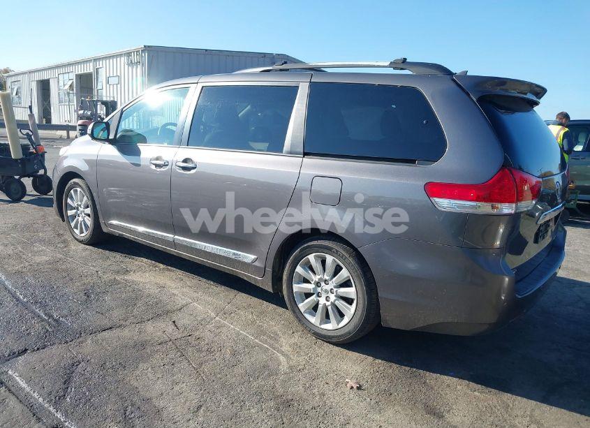 Photo 3 of 2013 Toyota Sienna XLE/LIMITED (VIN 5TDYK3DC4DS338782)