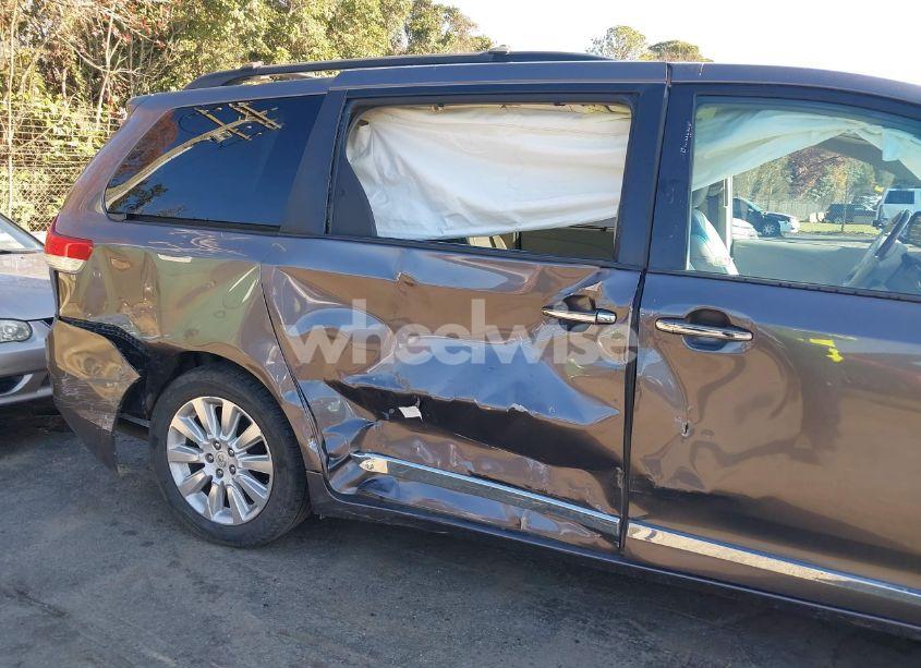 Photo 6 of 2013 Toyota Sienna XLE/LIMITED (VIN 5TDYK3DC4DS338782)