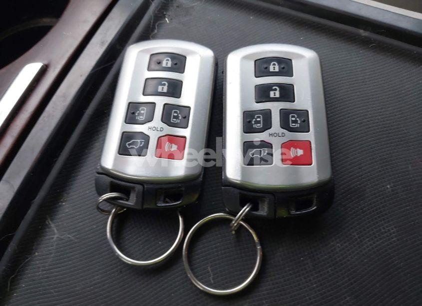 Photo 11 of 2013 Toyota Sienna XLE/LIMITED (VIN 5TDYK3DC4DS395385)