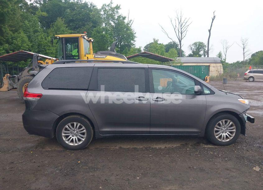 Photo 14 of 2013 Toyota Sienna LIMITED V6 7 PASSENGER/XLE V6 7 PASSENGER AUTO ACCESS SEAT/XLE V6 8 PASSENGER (VIN 5TDYK3DC4DS400424)