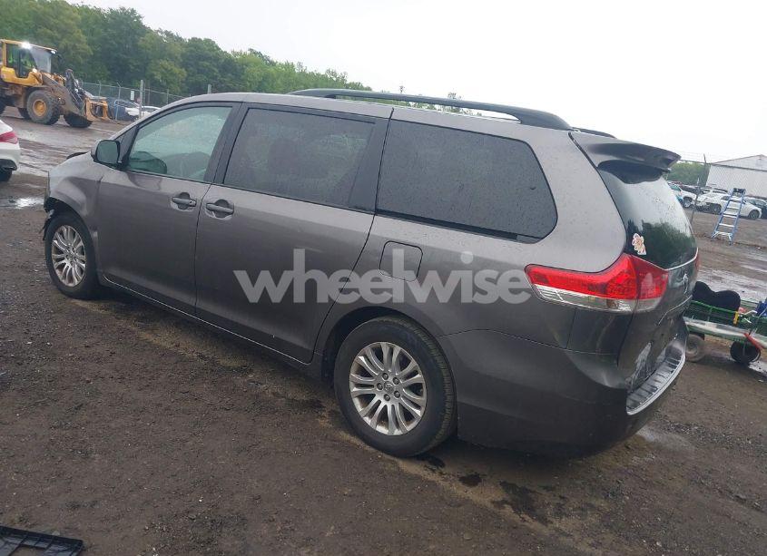 Photo 3 of 2013 Toyota Sienna LIMITED V6 7 PASSENGER/XLE V6 7 PASSENGER AUTO ACCESS SEAT/XLE V6 8 PASSENGER (VIN 5TDYK3DC4DS400424)