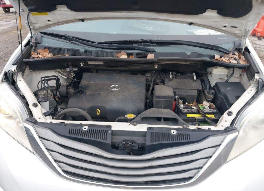 Photo 10 of 2014 Toyota Sienna XLE V6 8 PASSENGER (VIN 5TDYK3DC4ES435837)