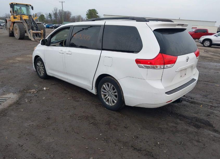 Photo 3 of 2014 Toyota Sienna XLE V6 8 PASSENGER (VIN 5TDYK3DC4ES435837)
