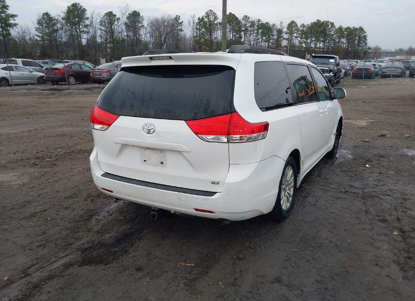 Photo 4 of 2014 Toyota Sienna XLE V6 8 PASSENGER (VIN 5TDYK3DC4ES435837)