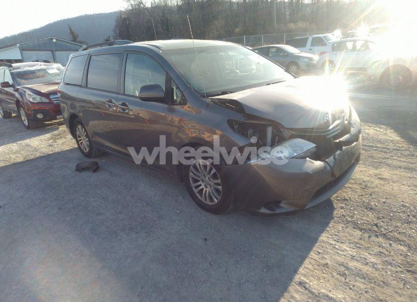 2014 Toyota Sienna XLE V6 8 PASSENGER (VIN 5TDYK3DC4ES455800) main photo