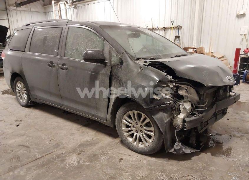 2014 Toyota Sienna XLE V6 8 PASSENGER (VIN 5TDYK3DC4ES479210) main photo